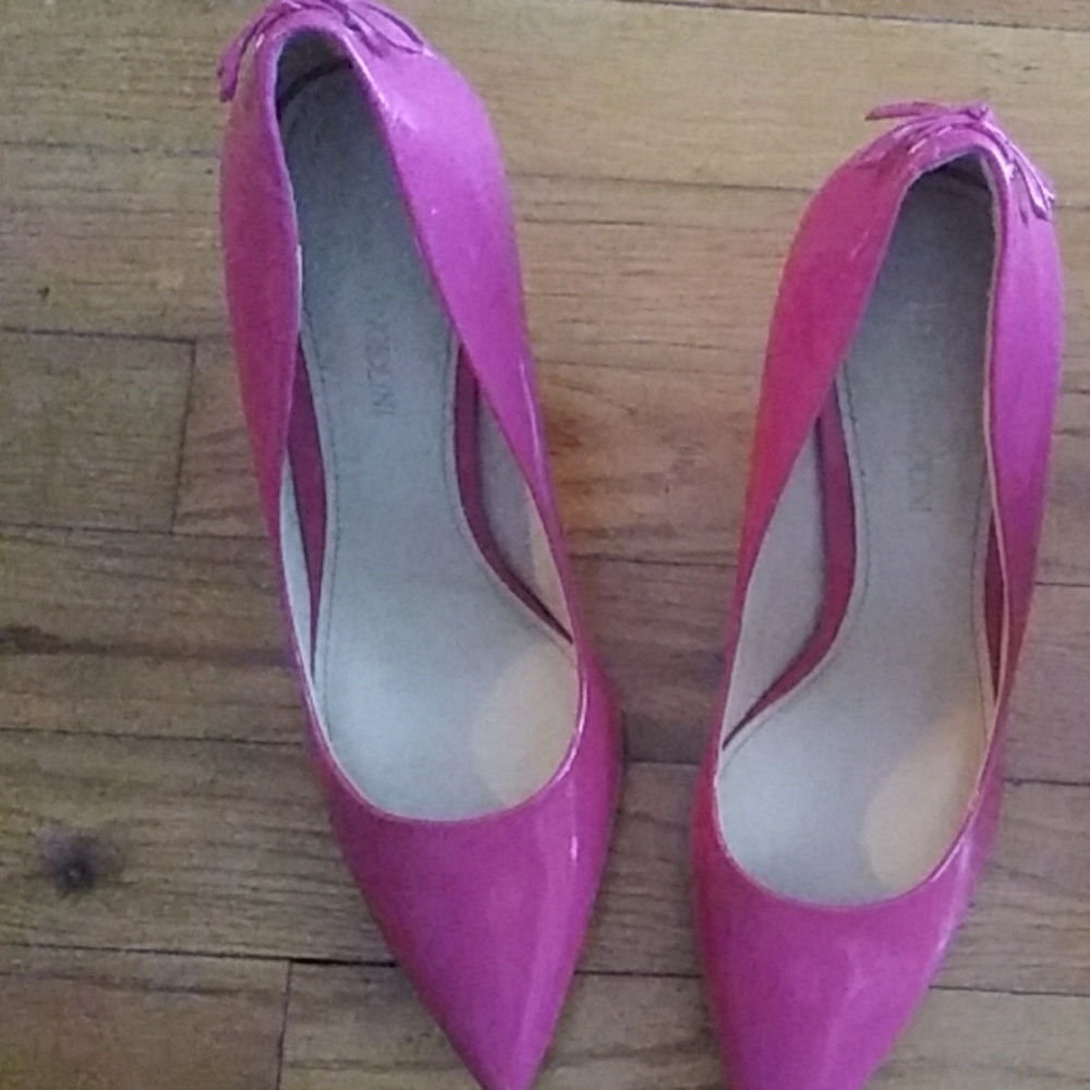 Hot Pink pumps,